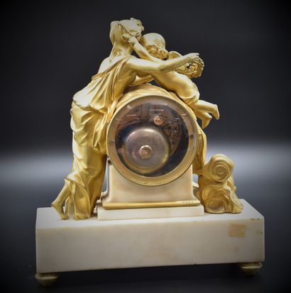 null Pendule de style Louis XVI en marbre blanc et bronze doré. Cadran signé Raingo...