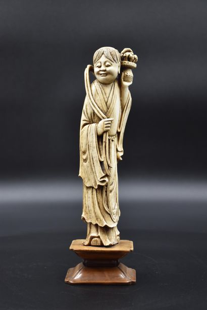 null Lot de deux sculptures en ivoire chinois vers 1900. Ht : 25 cm et 17 cm.