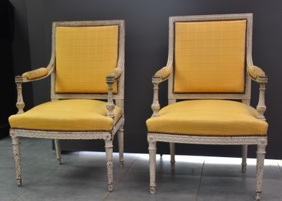 null Paire de fauteuils de style Louis XVI patinés gris.