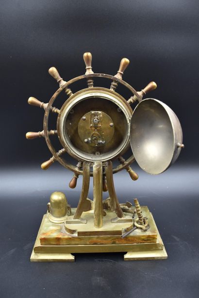 null Pendule sur le thème de la marine en bronze et onyx comprenant un thermomètre...