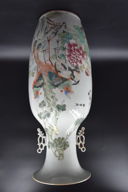 null Vase en porcelaine de Chine à décor d’échassiers. Ht : 58 cm.