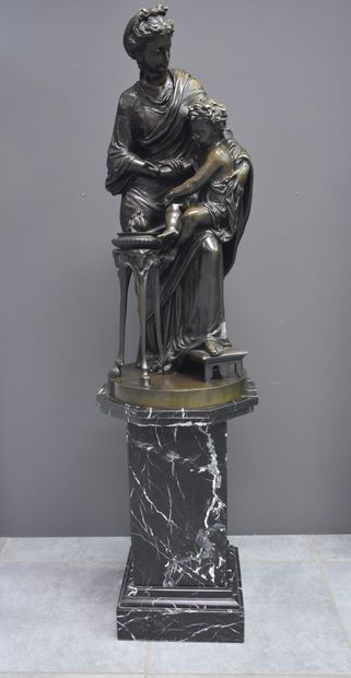 null Important groupe en bronze début XIXème représentant une mère et son enfant...