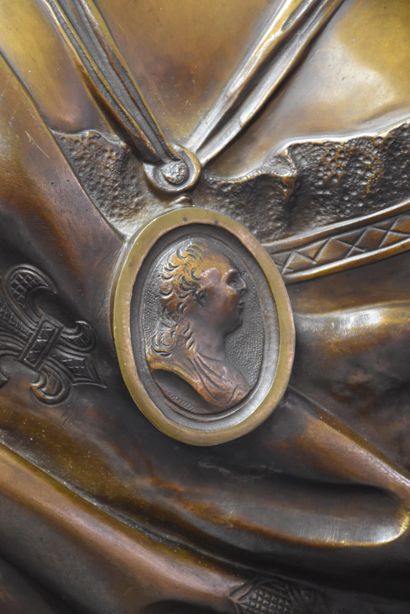 null Imposant buste en bronze représentant Marie Antoinette. Signé Lecomte. Travail...