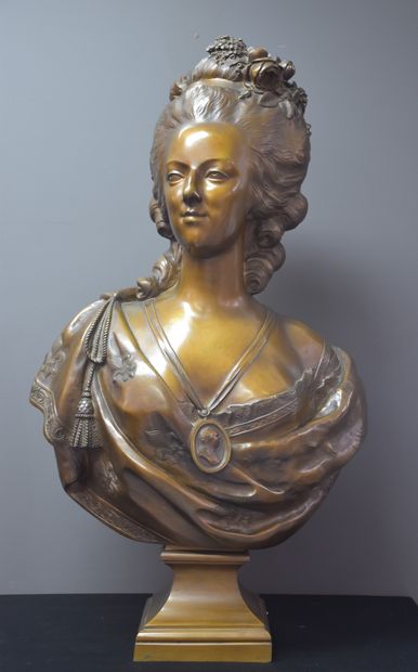 null Imposant buste en bronze représentant Marie Antoinette. Signé Lecomte. Travail...