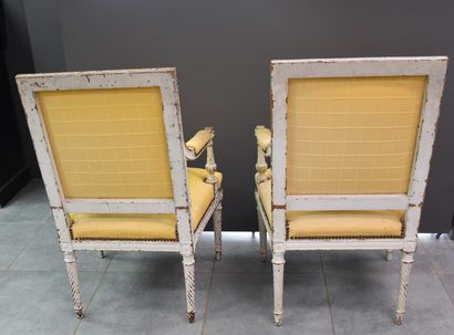 null Paire de fauteuils de style Louis XVI patinés gris.