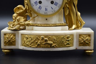 null Pendule de style Louis XVI en marbre blanc et bronze doré. Cadran signé Raingo...