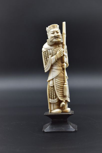 null Lot de deux sculptures en ivoire chinois vers 1900. Ht : 25 cm et 17 cm.