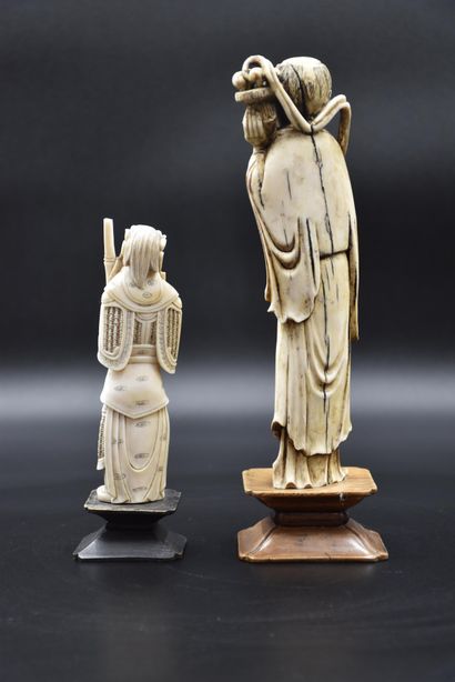null Lot de deux sculptures en ivoire chinois vers 1900. Ht : 25 cm et 17 cm.