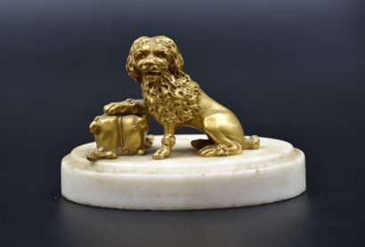 null Paire de chiens en bronze doré sur socles en marbre blanc. Fin XVIIIème siècle....