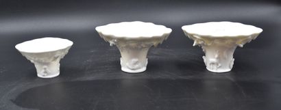 null Lot de 3 coupes libatoires en porcelaine "Blanc de Chine". Ht : 7,5 et 6 cm...