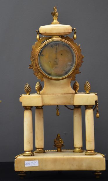 null Garniture de cheminée vers 1800 composée d’une pendule portique centrale et...