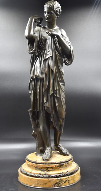 null La diane de Gabies. Bronze à patine brune sur socle en marbre de Sienne. France...