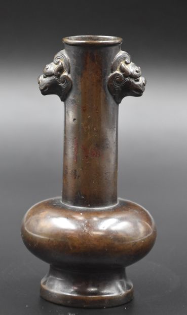 null Vase en bronze chinois décoré de deux têtes de chiens de Fô. Ht : 14 cm.