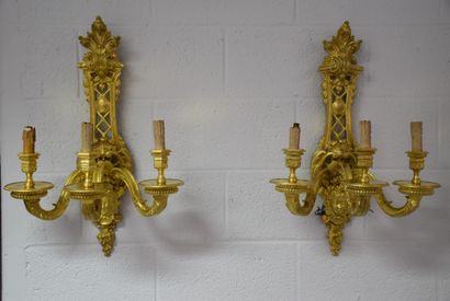 null Paire d’appliques en bronze de style Louis XIV à trois bras de lumières. Ht...