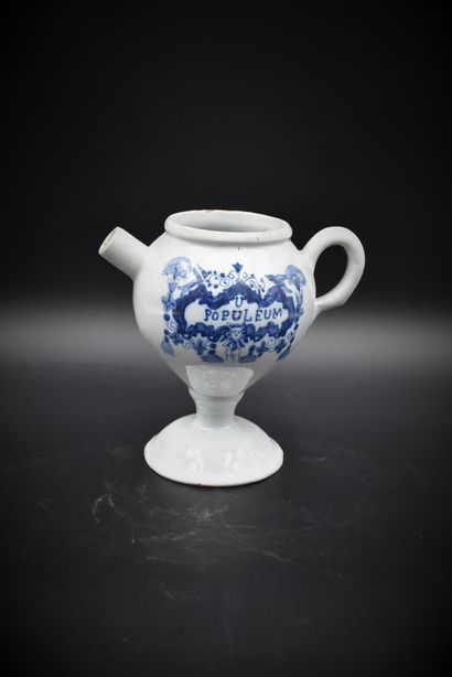 null Chevrette en faïence de Delft XVIII ème. Ht : 19 cm.