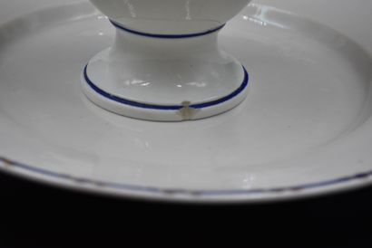 null Sucrier en porcelaine de Tournai, décor à la grecque accompagné d’une assiette...