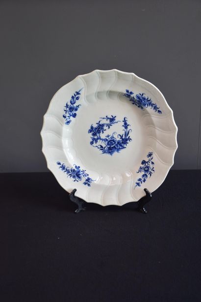 null Lot de trois plats ronds chantournés en porcelaine de Tournai.