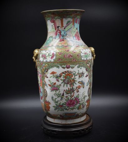 null Pair of Chinese porcelain vases. Canton late 19th century. Ht :35 cm. Nederlandse...