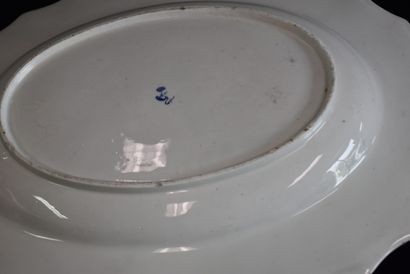null Importante paire de plats ovales en porcelaine de Tournai polychrome à décor...