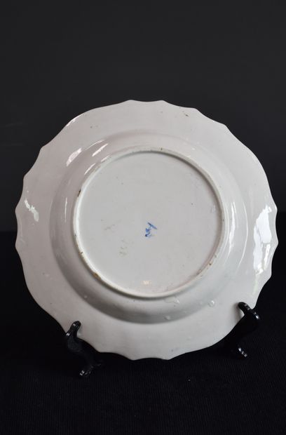 null Bel ensemble de six assiettes creuses en porcelaine de Tournai polychrome à...