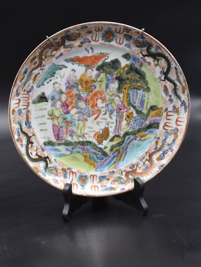 null 
Assiette en porcelaine de chine, décor animé de nombreux personnages. XIXème...