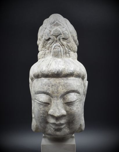 null Tête de divinité en pierre sculptée. Chine fin XIXème. Ht : 25 cm. Nederlandse...