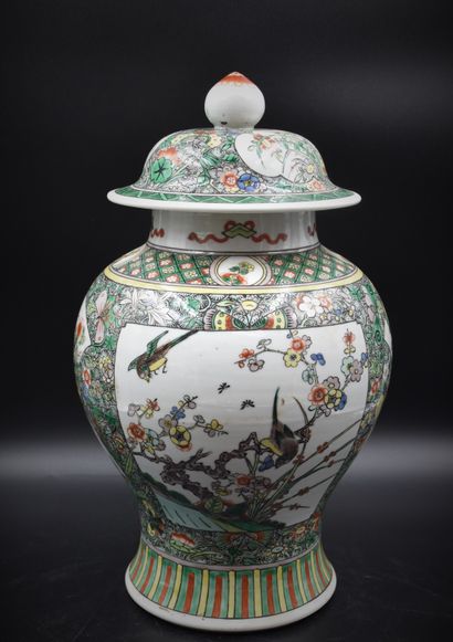 null Paire de potiches en porcelaine de Chine de la famille verte à décor d’oiseaux...