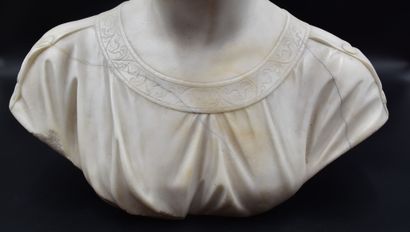 null Lot de deux bustes d’élégantes vers 1900. L’ un en albâtre et bronze signé E.Romani...