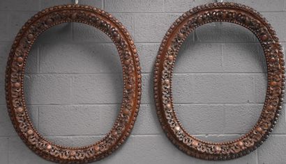 null Important pair of oval carved oak frames in the Regency style. Middle 19th century....