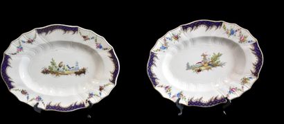 null Paire de plats ovales en porcelaine de Tournai polychrome à décor d'oiseaux...