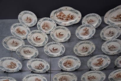 null Bel ensemble de 48 assiettes et de trois plats en faïence fine de Choisy-Le-Roi...