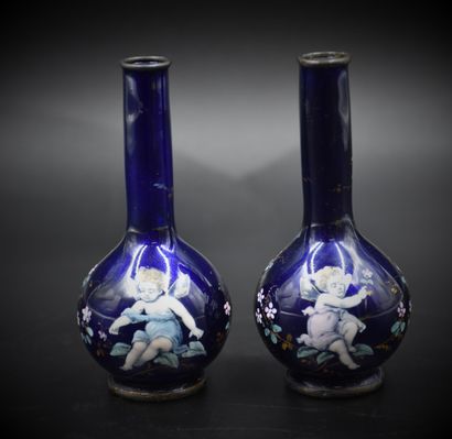 null Pair of small enamelled soliflores with cherub decorations. Napoleon III period....