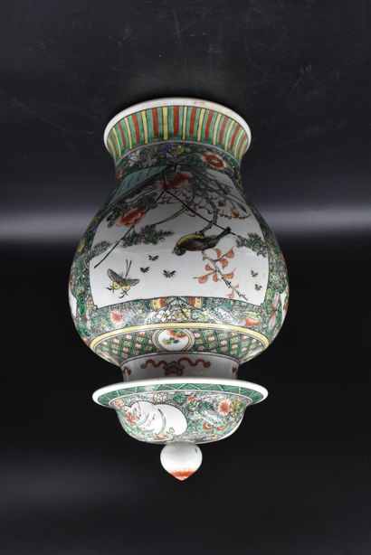 null Paire de potiches en porcelaine de Chine de la famille verte à décor d’oiseaux...