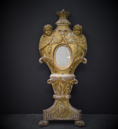 null Reliquary in gilded wood around 1800. Ht : 84 cm. Nederlandse Versie : Reliekschrijn...