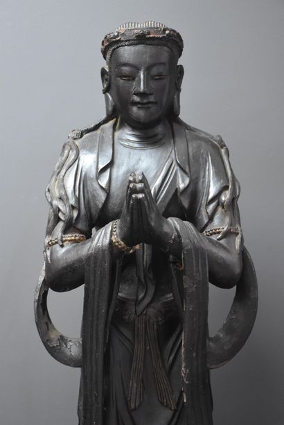 null Imposing wooden sculpture representing a deity in prayer. Sino-Tibetan work...