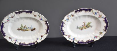 null Paire de plats ovales en porcelaine de Tournai polychrome à décor d'oiseaux...