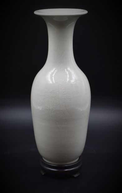 null A porcelain vase with incised landscape decoration. China 18th century. Ht :...