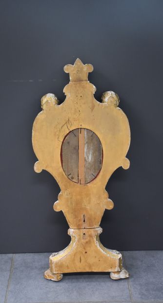 null Reliquary in gilded wood around 1800. Ht : 84 cm. Nederlandse Versie : Reliekschrijn...