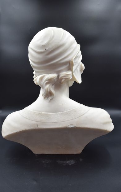 null Lot of two busts of elegant women around 1900. One in alabaster and bronze signed...
