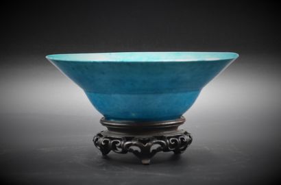 null Paire de bols en porcelaine émaillée turquoise. Chine XVII - XVIIIème siècle....
