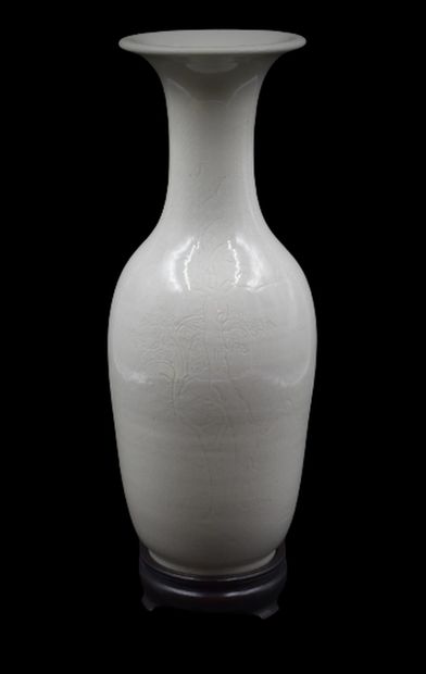 Vase en porcelaine à décor incise de paysages....