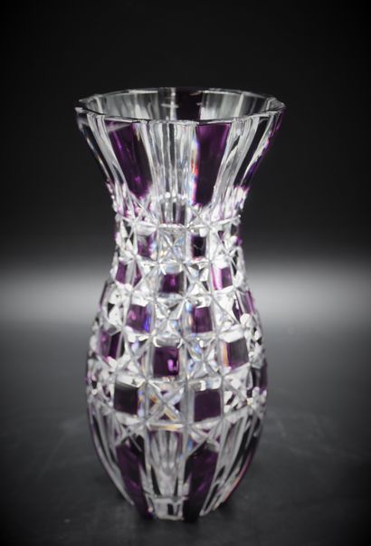 null 
Vase en cristal du Val Saint Lambert à décor taillé de gouttes d'eau

On y...
