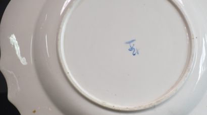 null Bel ensemble de six assiettes creuses en porcelaine de Tournai polychrome à...