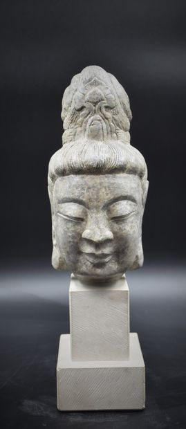 null Tête de divinité en pierre sculptée. Chine fin XIXème. Ht : 25 cm. Nederlandse...