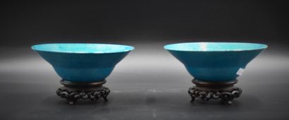 null Paire de bols en porcelaine émaillée turquoise. Chine XVII - XVIIIème siècle....