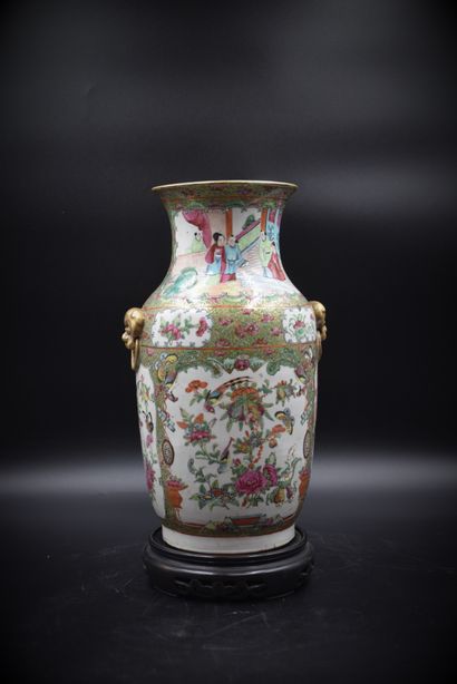 null Pair of Chinese porcelain vases. Canton late 19th century. Ht :35 cm. Nederlandse...