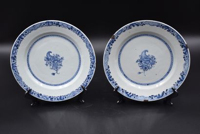 null A pair of 18th century Chinese porcelain plates. Slight chips of use on the...