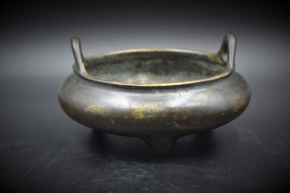 null Chinese perfume burner in bronze. Height : 9,5 cm. Mark on the back. Perfume...