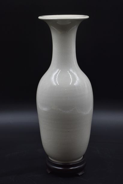null Vase en porcelaine à décor incise de paysages. Chine XVIIIème siècle. Ht : 34...