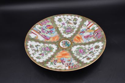 null Canton porcelain dish from the end of the 19th century. Diameter : 35 cm. Nederlandse...
